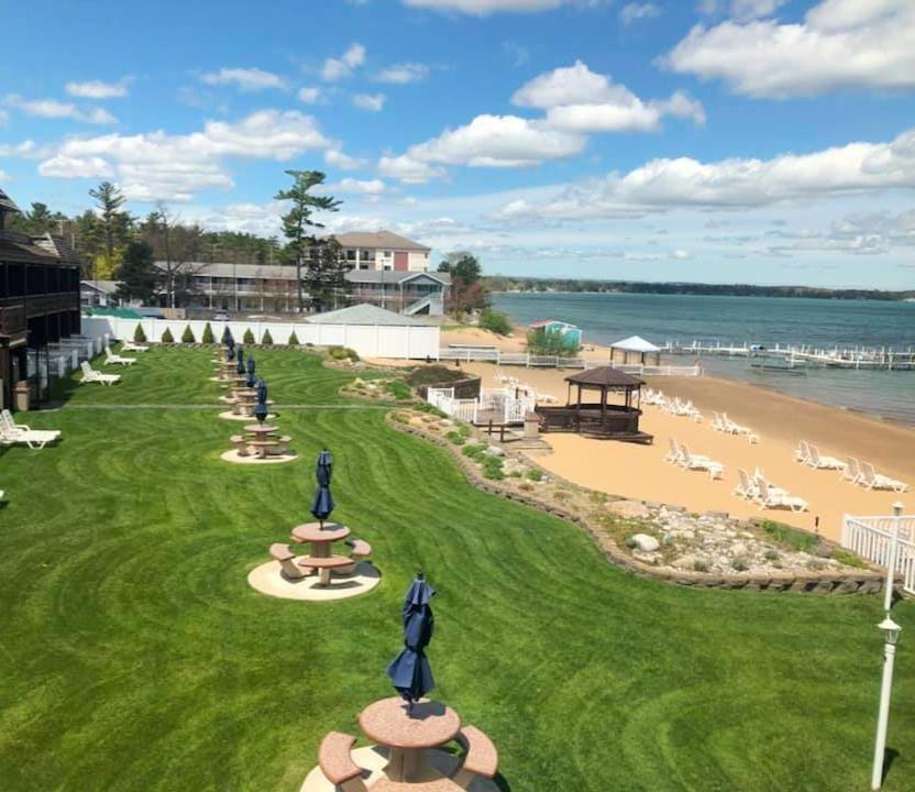 The Beach Haus - Traverse City Ngoại thất bức ảnh