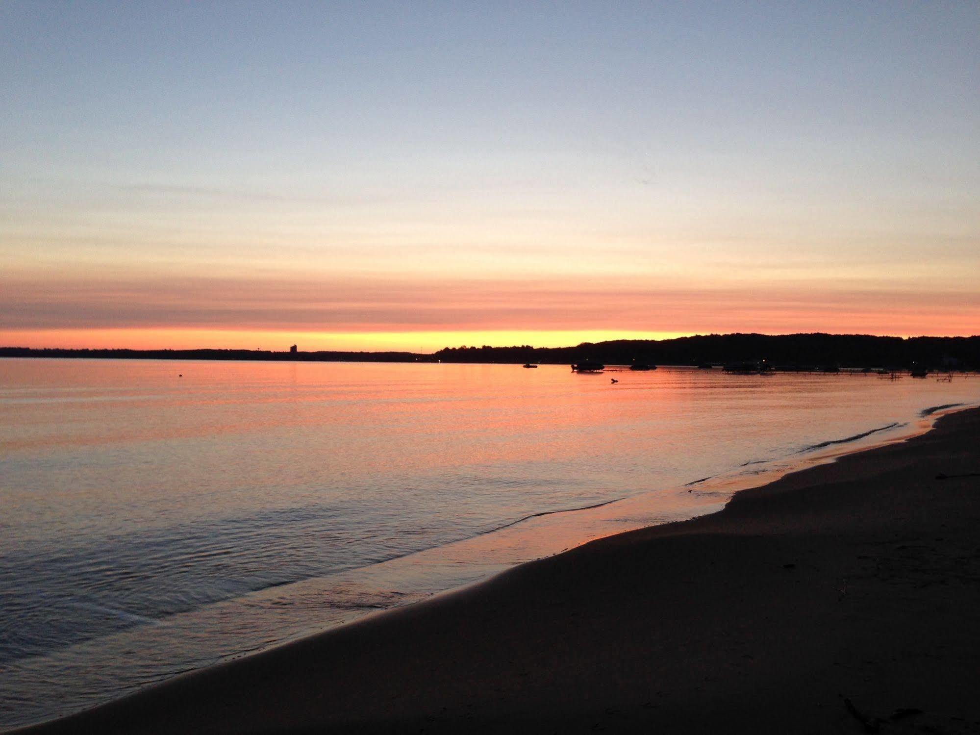The Beach Haus - Traverse City Ngoại thất bức ảnh