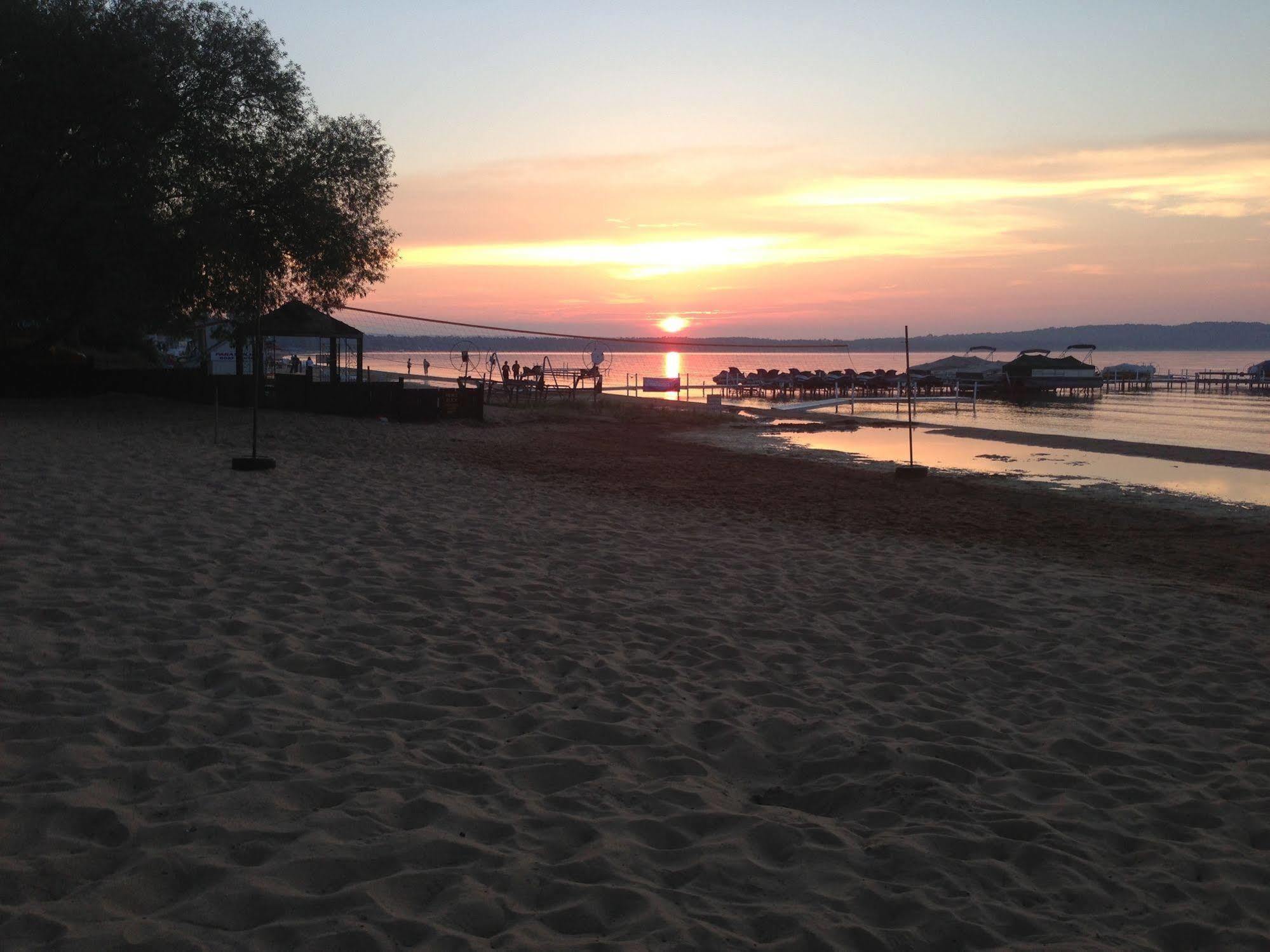 The Beach Haus - Traverse City Ngoại thất bức ảnh